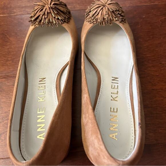Anne Klein “Happy” Suede Block Heel Pump w/ Gold Tipped Pom Pom On Toe, Size 7.5 - Picture 10 of 14
